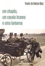 Um Chapéu um Cavalo Branco e uma Lanterna